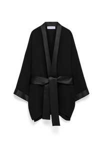Giacca in stile kimono nera realizzata in tessuto morbido, con un bordo in satin e una cintura in vita, con maniche larghe e design frontale aperto.