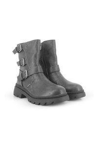 Botas de tobillo de cuero gris con tres hebillas laterales, cierre de cremallera y suela de goma texturizada. Tacón grueso para mayor estabilidad.