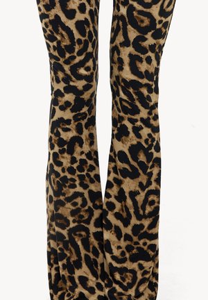 Leopardprint flarepants in een zachte, fluwelige textuur. Heeft een mix van bruine en zwarte patronen tegen een beige achtergrond.
