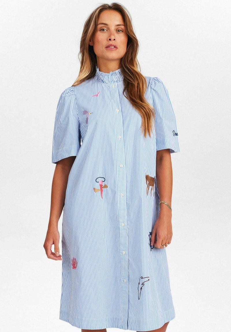 Rochie cu dungi albastre, cu guler ruffled, mâneci scurte puffed și broderie colorată cu diverse modele pe față.