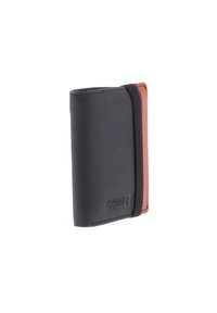 Billetera de cuero con un acabado suave negro y un acento texturizado marrón en un lado. Forma rectangular compacta con detalle del logo.