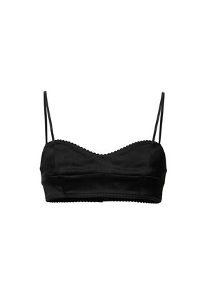 Čierne krátke braletové tielko s dvojitými tenkými ramienkami a vrúbkovaným lemovaním pozdĺž horného a dolného okraja.