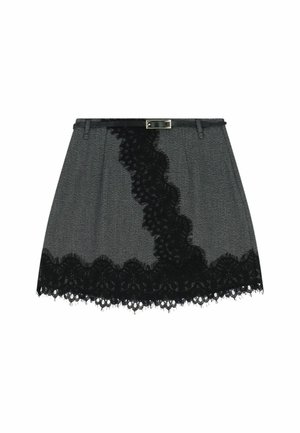 Gonna mini grigia con bordo in pizzo nero lungo l'orlo e un motivo in pizzo diagonale, con una sottile cintura nera e una fibbia argentata.
