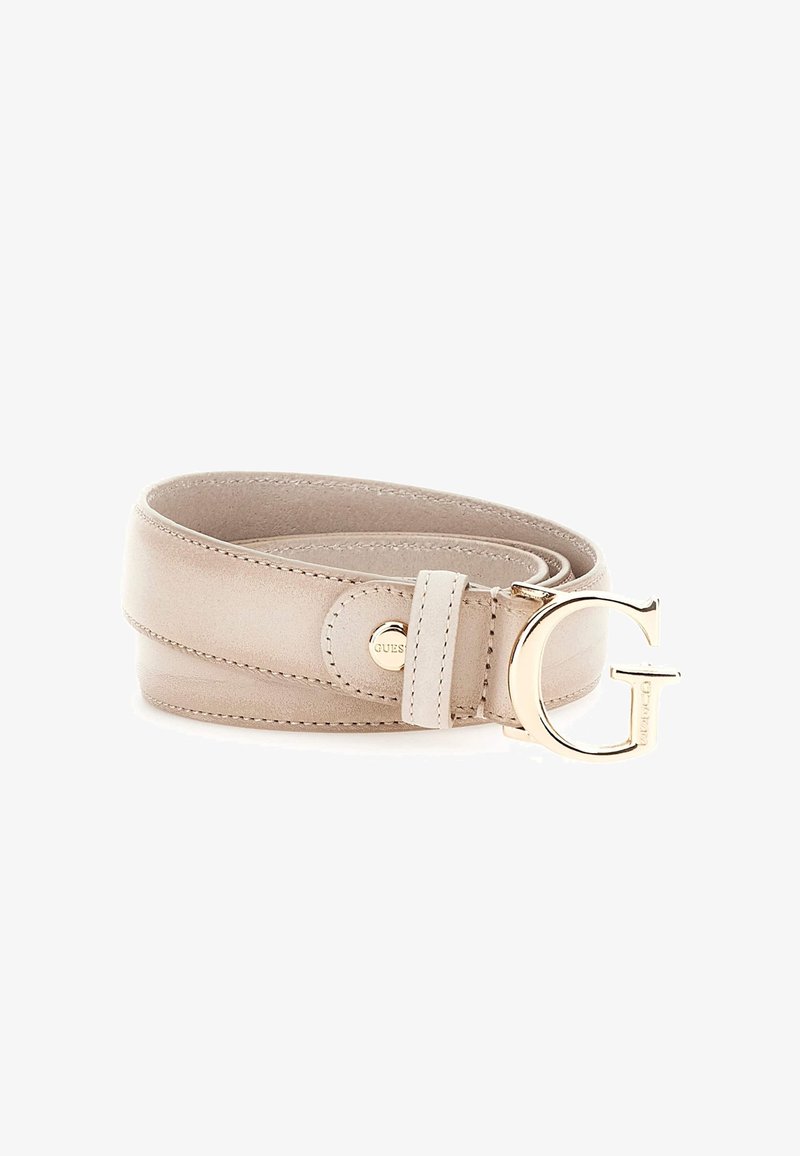 Ceinture en cuir beige roulée avec une grande boucle dorée en forme de "G" et "Guess" gravé sur la boucle et le rivet.