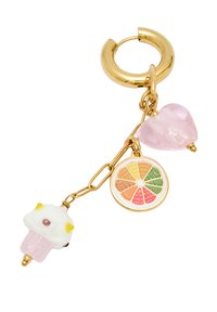 Złoty breloczek z trzema zawieszkami: różowe serce, kolorowy plasterek owocu oraz biały cupcake z żółtymi akcentami. Gładka i błyszcząca tekstura.