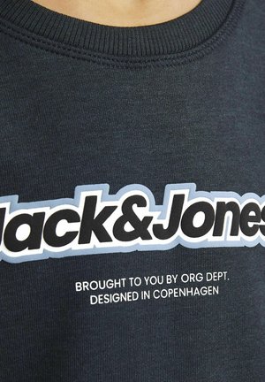 Schwarzer Sweatshirt mit geripptem Halsausschnitt und großem grafischen Text "Jack & Jones" in Weiß und Blau, mit zusätzlichem Text in Weiß darunter.