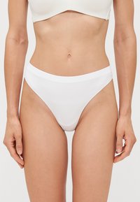 Witte geribbelde katoenen bikini slipjes met een gladde tailleband, met een klassieke snit en minimalistisch ontwerp.