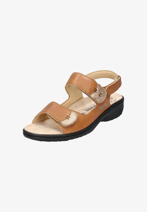 Sandale en cuir marron avec deux larges brides, fermetures ajustables à scratch et une semelle intérieure rembourrée. Accents texturés sur les brides.