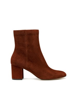 Stivale alla caviglia in suede marrone con punta affusolata e tacco a blocco. Texture liscia e design senza cuciture senza chiusure visibili.