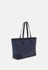 Sac fourre-tout bleu marine avec un tissu à motif ; accents et poignées en cuir lisse ; forme rectangulaire ; doubles poignées ; logo subtil.