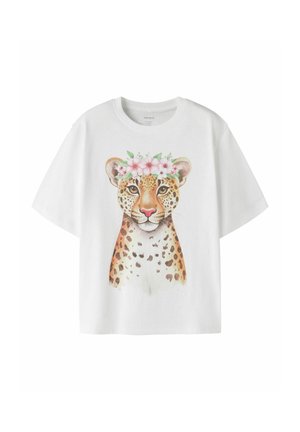 Camiseta blanca de manga corta con una cara de leopardo detallada que lleva una corona de flores rosa impresa en el frente.