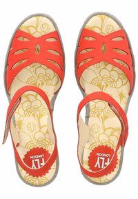 Rode sandalen met uitsnijdingen en verstelbare enkelband. Gele gepatterneerde inlegzool met subtiele bloemmotieven. Grijze rubberen buitenzool.