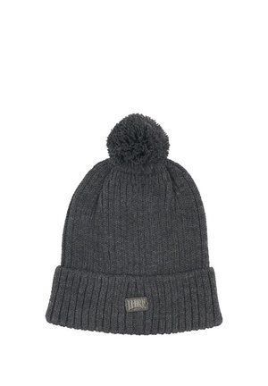 Bonnet en maille gris foncé avec un revers côtelé, un pompon tout doux et un petit badge métallique avec logo.