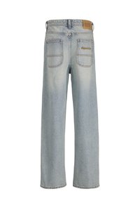 Ανοιχτό μπλε τζιν παντελόνια σε φαρδιά γραμμή με ψηλή μέση, που περιλαμβάνουν δύο πίσω τσέπες και δερμάτινη ετικέτα στη μέση.