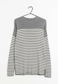 Grau-weiß gestreifter Pullover mit rundem Halsauschnitt, gerippter Struktur und seitlichen Schlitzen. Das Material wirkt weich und leicht.