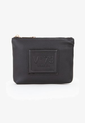 Pochette in pelle nera texturizzata con cerniera dorata e patch in rilievo con la scritta "V°73 VENEZIA" sulla parte anteriore.