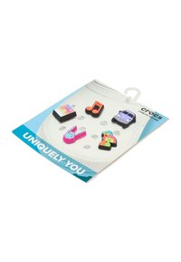 Sett med fire Crocs-charms i forskjellige farger: en musikknote, en mini bil, en fargerik is og en rosa høyhellet sko, vist på en bakgrunn.