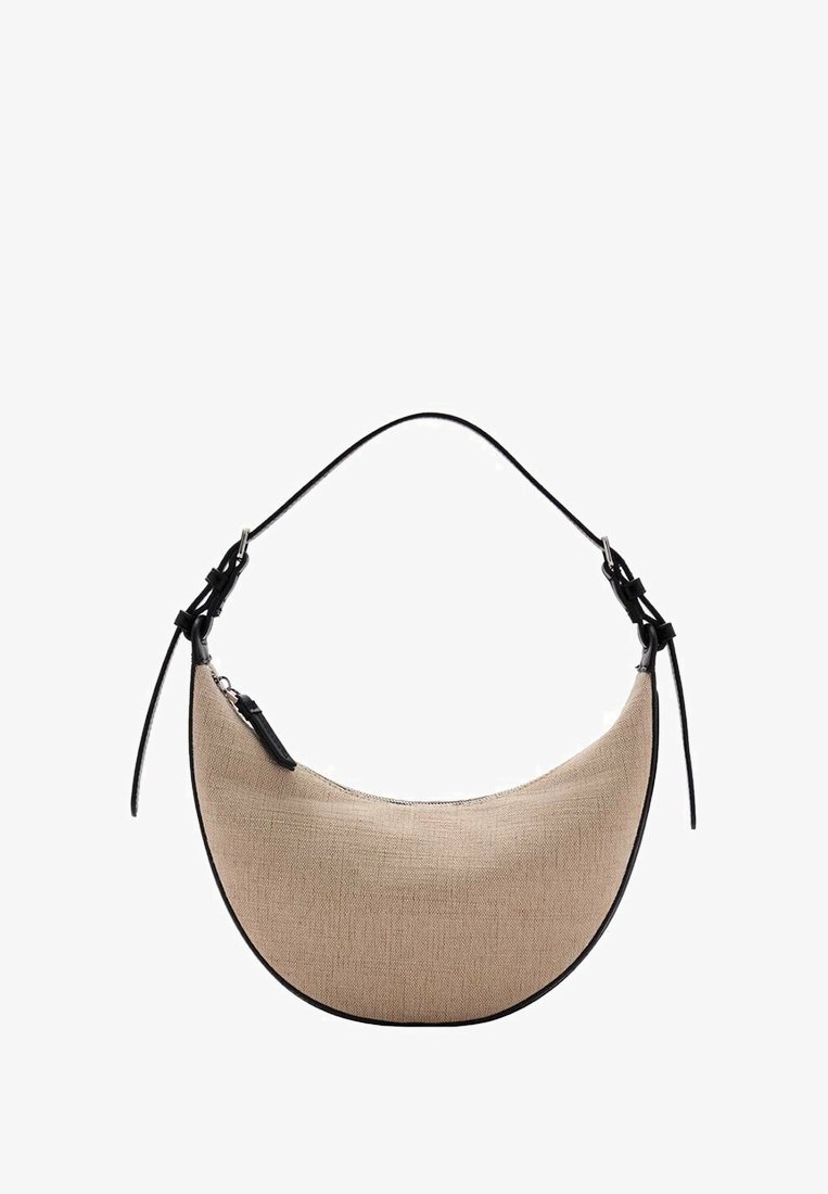 Beige kangaskassi, jossa on kaareva muoto, mustat nahkaosat, vetoketj closure ja säädettävä olkahihna. Sileä pinta, jossa on minimaalista yksityiskohtaisuutta.