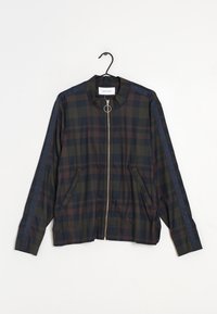 Geverifieerde bomberjack in donkergroen, marineblauw en bordeauxrood. Voorzien van een ritssluiting aan de voorkant, een staande kraag en twee zijzakken.