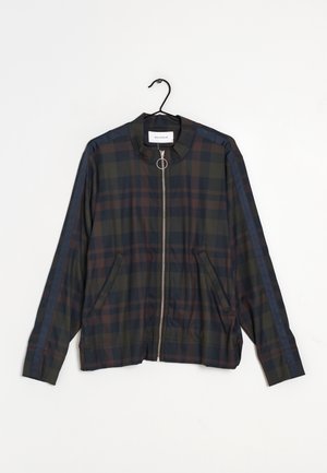 Chaquetón bomber a cuadros en verde oscuro, azul marino y burdeos. Presenta un cierre frontal con cremallera, cuello alto y dos bolsillos laterales.