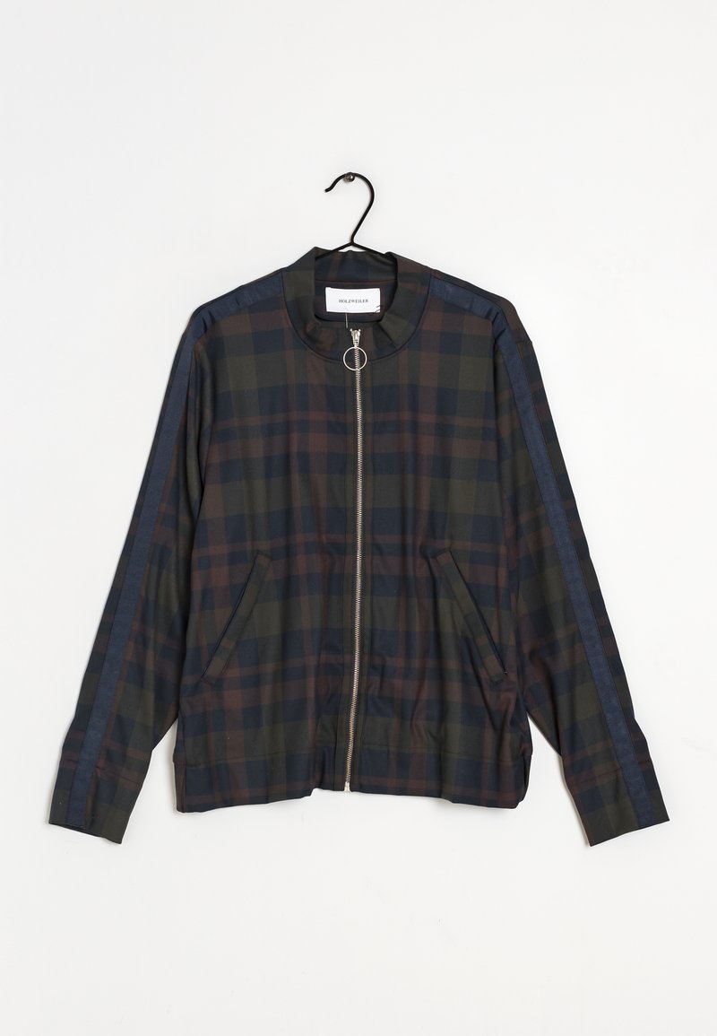 Geverifieerde bomberjack in donkergroen, marineblauw en bordeauxrood. Voorzien van een ritssluiting aan de voorkant, een staande kraag en twee zijzakken.