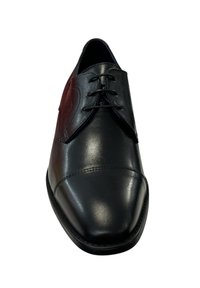 Zapato de vestir de cuero negro con punta afilada, textura brillante y cierre con cordones. Presenta costuras simples y acentos de diseño elegante.