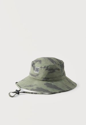 Cappello a tesa larga stile pescatore con mimetica verde e grigia, cinturino regolabile sotto il mento e piccola toppa rettangolare con logo sul davanti.