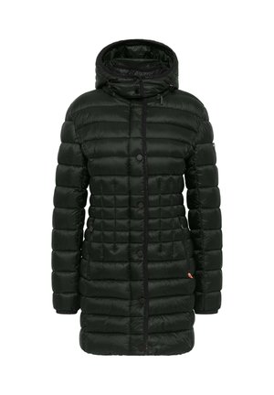 Czarny, puszysty długi płaszcz z kapturem. Posiada poziome pikowane sekcje, zamek błyskawiczny z przodu, zatrzaski oraz dwie boczne kieszenie.