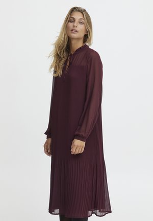 Dunkelburgunderfarbendes, plissiertes Kleid mit langen Ärmeln, gerafftem Ausschnitt und fließender Silhouette, das knielang und aus transparenter Textur besteht.