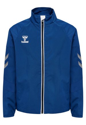 Blaues Sportjacke mit durchgehendem Frontreißverschluss, weißem und schwarzem Reißverschluss-Saum, reflektierenden V-förmigen Streifen an den Ärmeln und weißem Hummel-Logo auf der Brust.