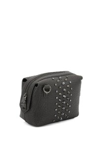 Pochette in pelle nera con una finitura testurizzata, caratterizzata da borchie argentate disposte in un motivo diagonale e una chiusura a zip sulla parte superiore.