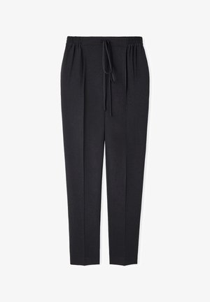 Pantaloni neri a gamba affusolata con elastico in vita e cordino frontale, caratterizzati da una piega sartoriale su ciascuna gamba.