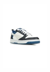 Sneaker da uomo in bianco, blu navy e azzurro chiaro. Presenta una tomaia in pelle, punta perforata e suola in gomma con battistrada testurizzato. I lacci sono bianchi.