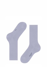 Calzini color lavanda chiaro realizzati in un tessuto morbido, con un bordo a coste e una superficie liscia. Il marchio "FALKE" è stampato sulla suola.