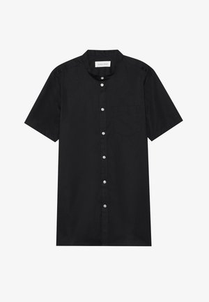 Chemise noire à manches courtes en tissu lisse, dotée d'un bouton sur le devant, d'un col pointu et d'une poche poitrine unique.