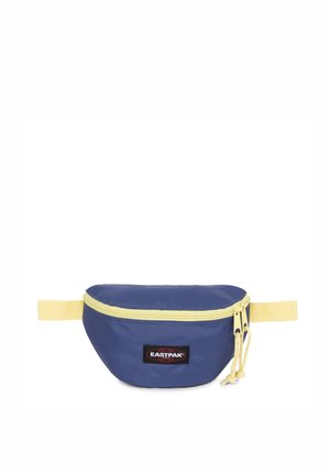 Sac banane bleu Eastpak avec une fermeture éclair jaune et une sangle ajustable, fermé par zip, sur fond blanc.