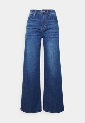 Jean en denim bleu taille haute, jambes larges, avec poches avant, passants de ceinture et fermeture bouton et zip, présenté sur un fond uni.