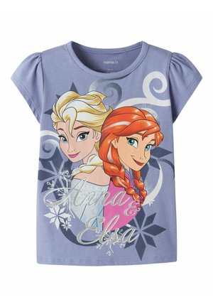 Fioletowa koszulka dziecięca z krótkim rękawem z ilustracjami dwóch animowanych dziewczynek z warkoczami, otoczonych płatkami śniegu i zawijasami.