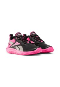 Une paire de chaussures de sport Reebok noires et rose vif avec des semelles rembourrées et des lacets, inclinées pour montrer l'avant et les côtés.
