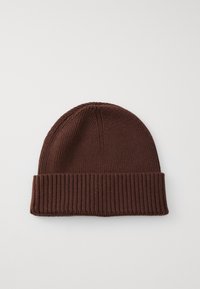 Bonnet en tricot marron fabriqué en tissu côtelé, présentant un revers replié et un sommet arrondi, offrant un design texturé pour la chaleur.