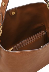 Sac à main en cuir marron avec une finition texturée, comportant une poche zippée dorée à l'intérieur et une doublure lisse. Accentué par des éléments en métal doré.