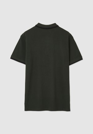 Polo shirt verde scuro a maniche corte con profili neri su colletto e polsini, mostrato da dietro su uno sfondo grigio chiaro uniforme.