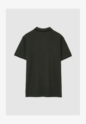 Polo shirt verde scuro a maniche corte con profili neri su colletto e polsini, mostrato da dietro su uno sfondo grigio chiaro uniforme.