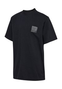 Sort kortærmet t-shirt lavet af bomuld, med et kvadratisk sort mærke med præget logo på venstre bryst og rund halsudskæring.