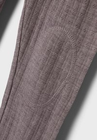 Grijze textuur leggings met geribbelde stof, patch-knee detail en een subtiel stippenpatroon, met een gladde afwerking langs de naden.