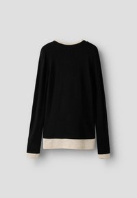 Must mustriga T-särk ümarate kraedega. Beež ääristus mansettides ja servas. Pehme tekstuur, tavaline lõige, minimalistlik disain.