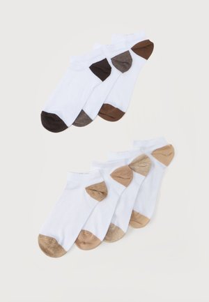 Zes paar witte enkelsokken met contrasterende hiel- en teenkleuren in bruintinten, gerangschikt op een lichte achtergrond.