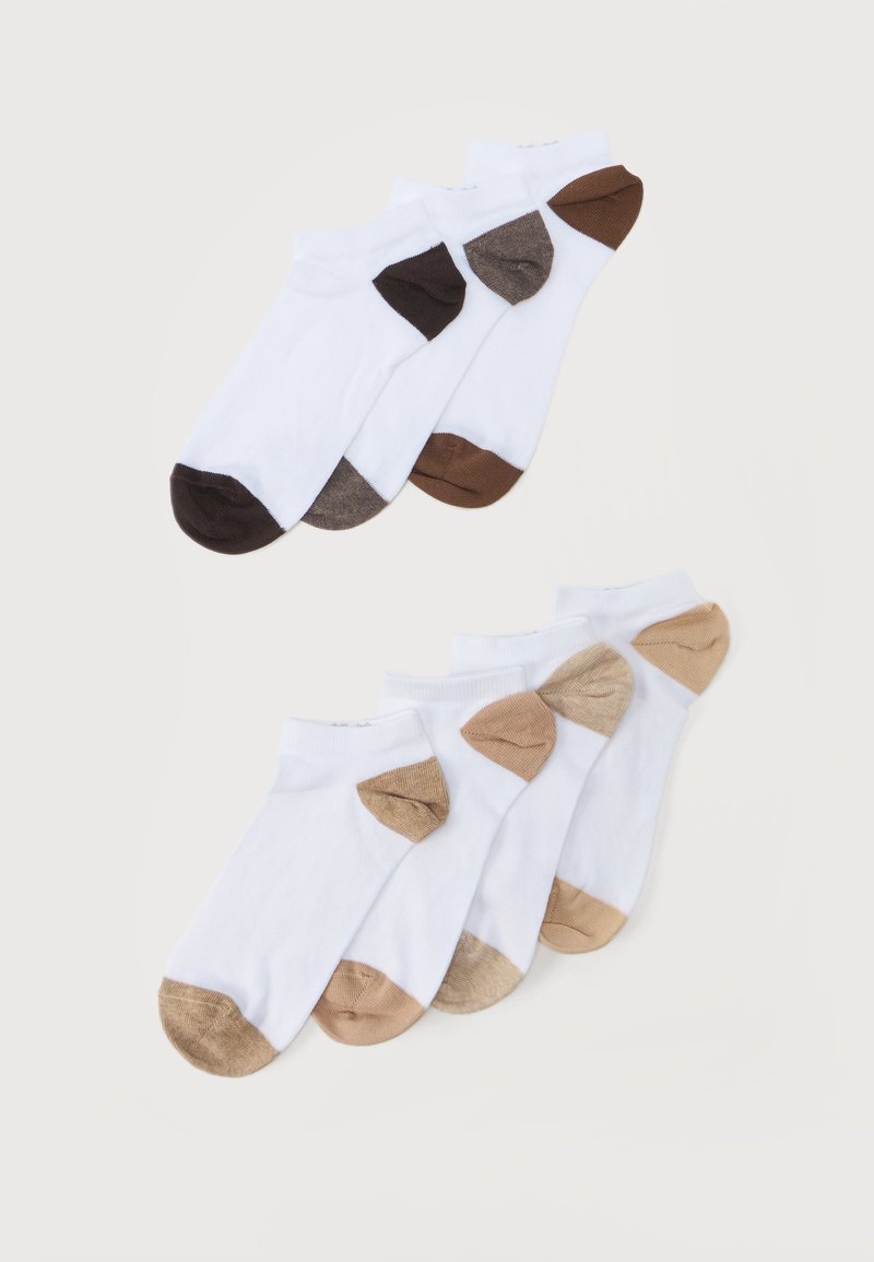 Έξι ζευγάρια λευκές κάλτσες αστραγάλου με αντίθετα χρώματα στη φτέρνα και τα δάχτυλα σε αποχρώσεις καφέ, τοποθετημένα σε ανοιχτό φόντο.