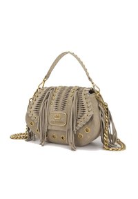 Borsa a mano in suede beige con dettagli in frange, accenti dorati, grommet decorativi, tracolla a catena e manico superiore. Design compatto e strutturato.