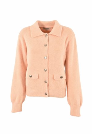 Cárdigan peludo color durazno con mangas largas, botones plateados en la parte delantera y en dos pequeños bolsillos frontales, y cuello puntiagudo.